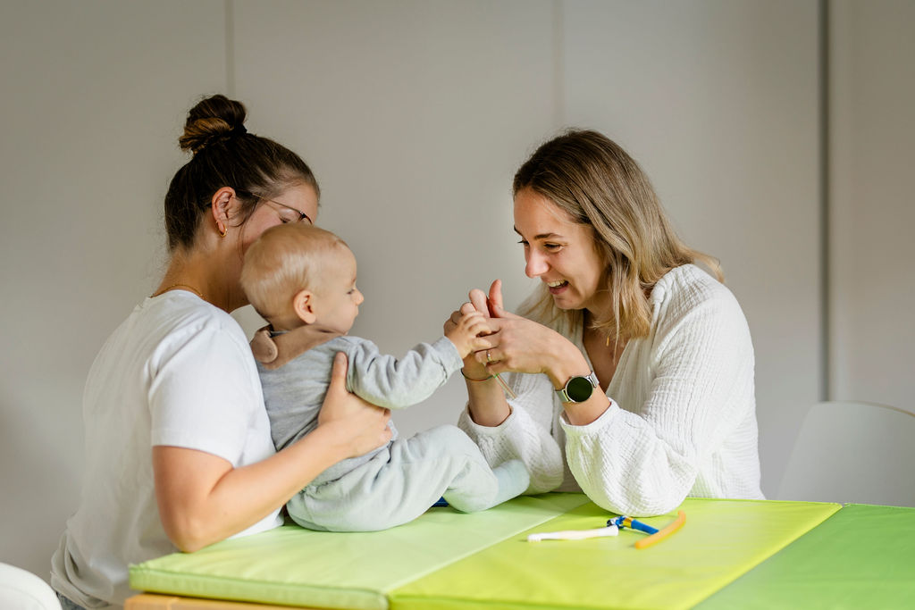 Logopädin spielt mit einem Baby während der Therapie